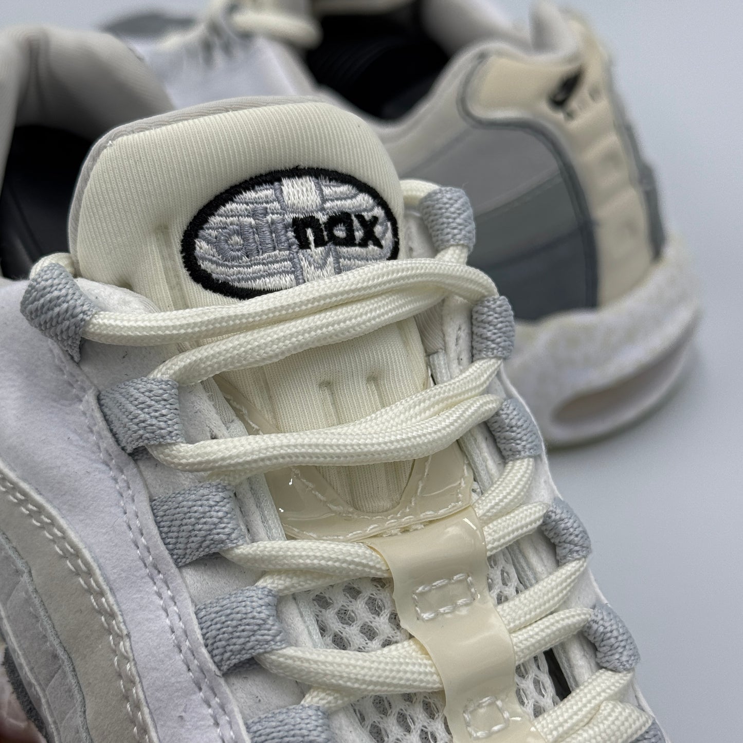 AIR MAX 95 X ANATOMY OF AIR LIGHT BONE 💡 🦴