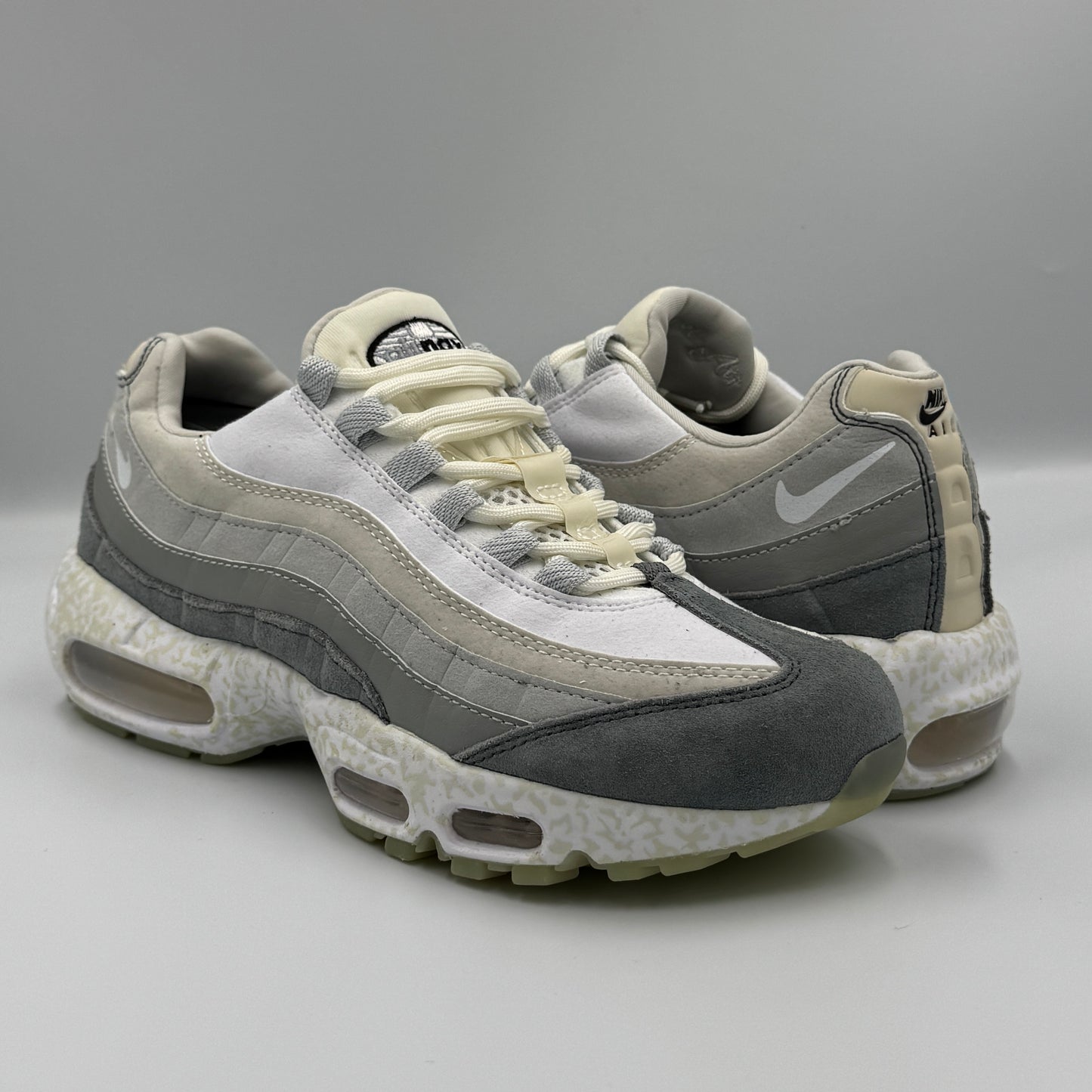 AIR MAX 95 X ANATOMY OF AIR LIGHT BONE 💡 🦴