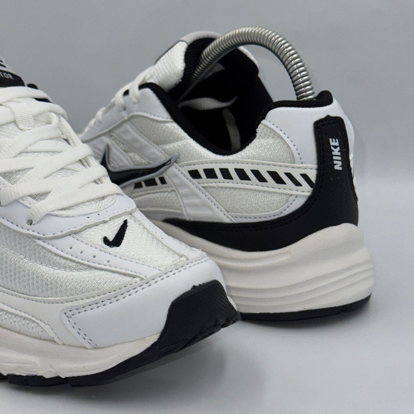 NIKE INITIATOR WHITE & BLACK