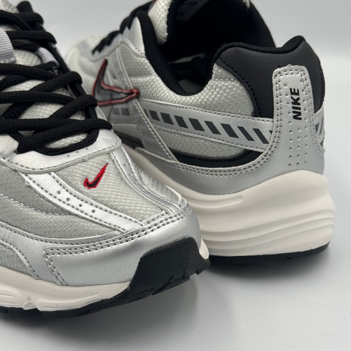 NIKE INITIATOR METALLIC SILVER RED
