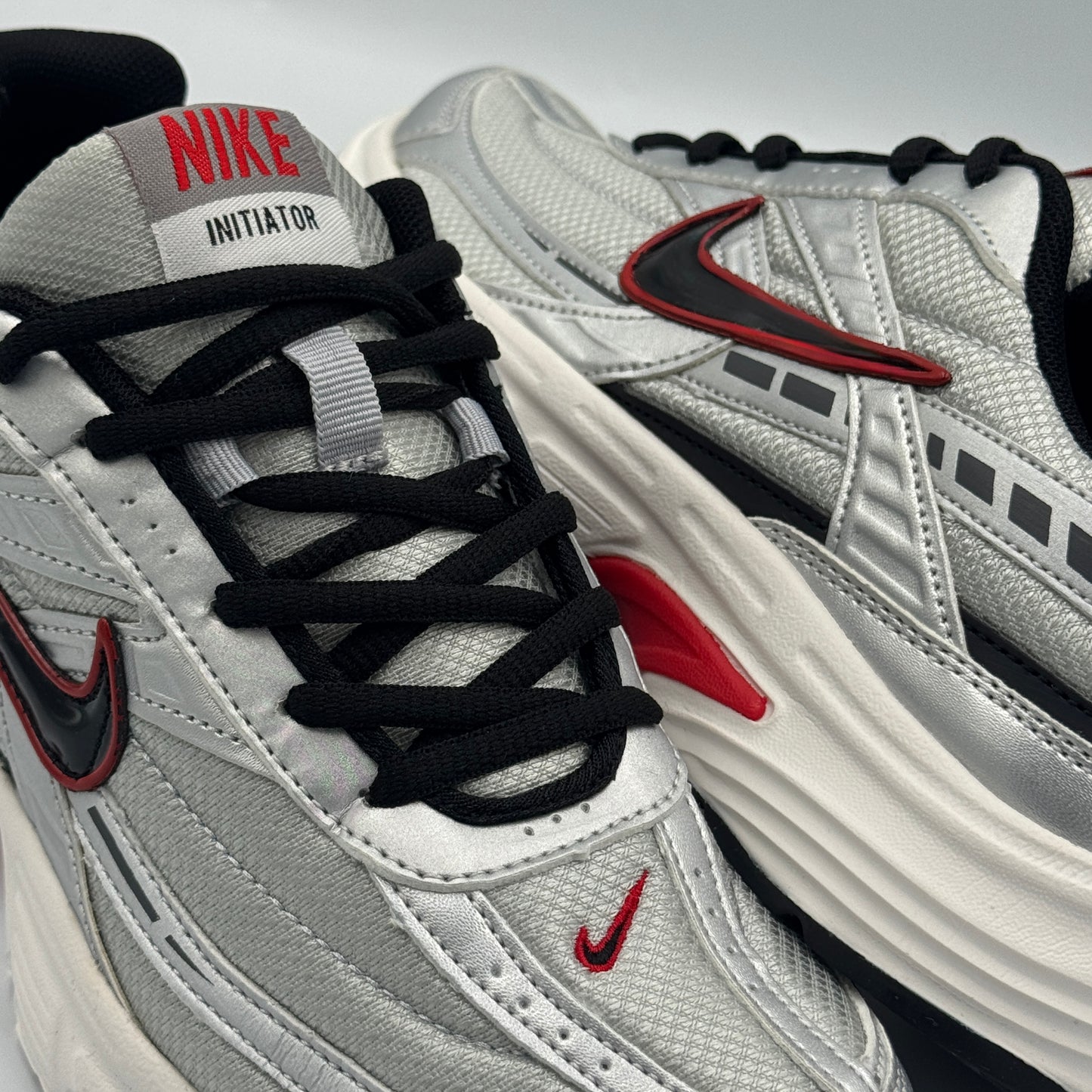 NIKE INITIATOR METALLIC SILVER RED