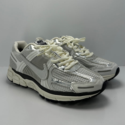 NIKE VOMERO 5 SILVER