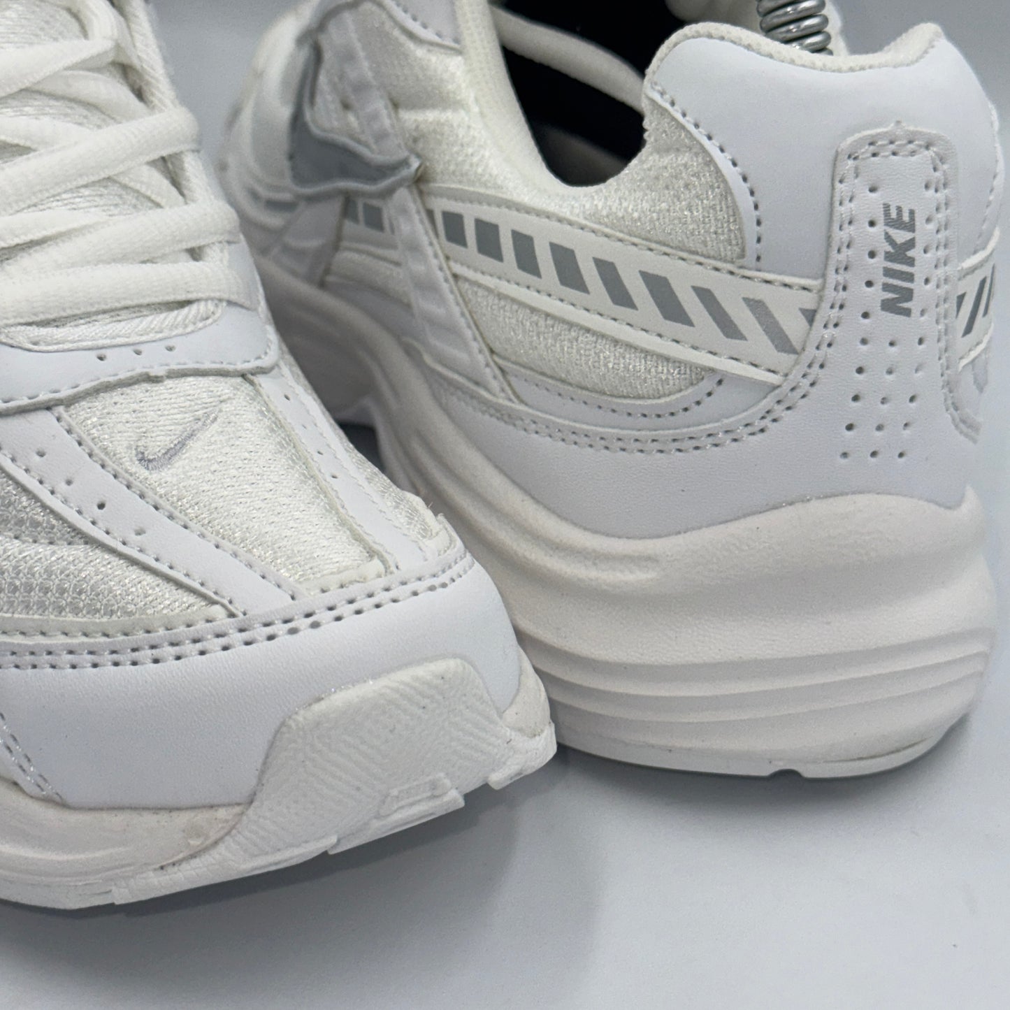 NIKE INITIATOR WHITE SILVER