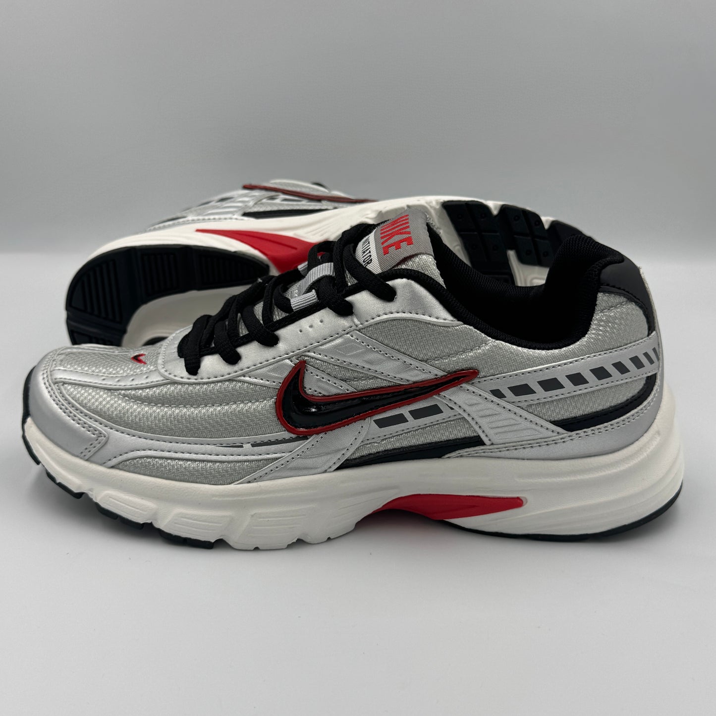 NIKE INITIATOR METALLIC SILVER RED