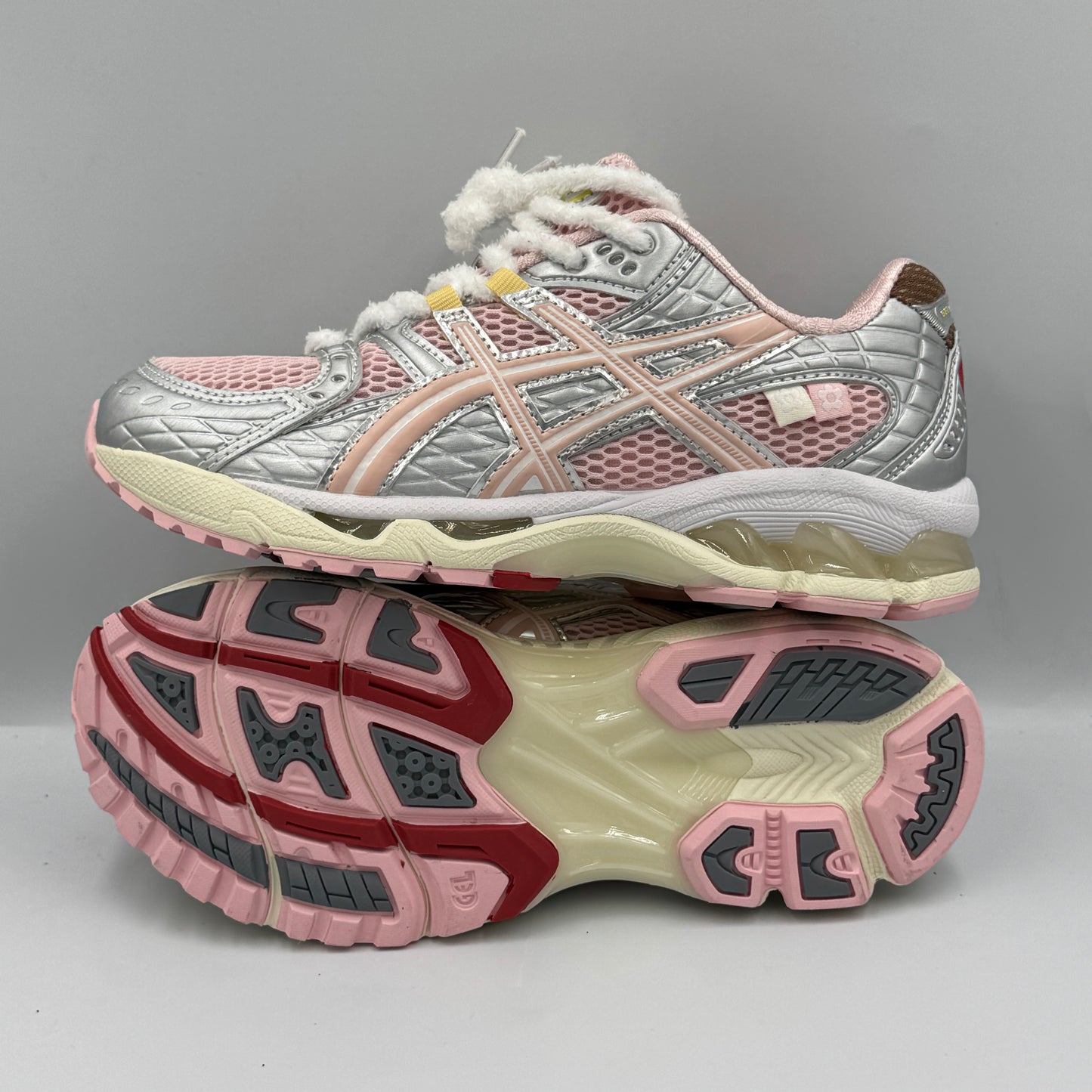 ASICS GEL NIMBUS 10.1 X ATMOS X VANDYTHEPINK
( STRAWBERRY CREAM / METALLIC SILVER )