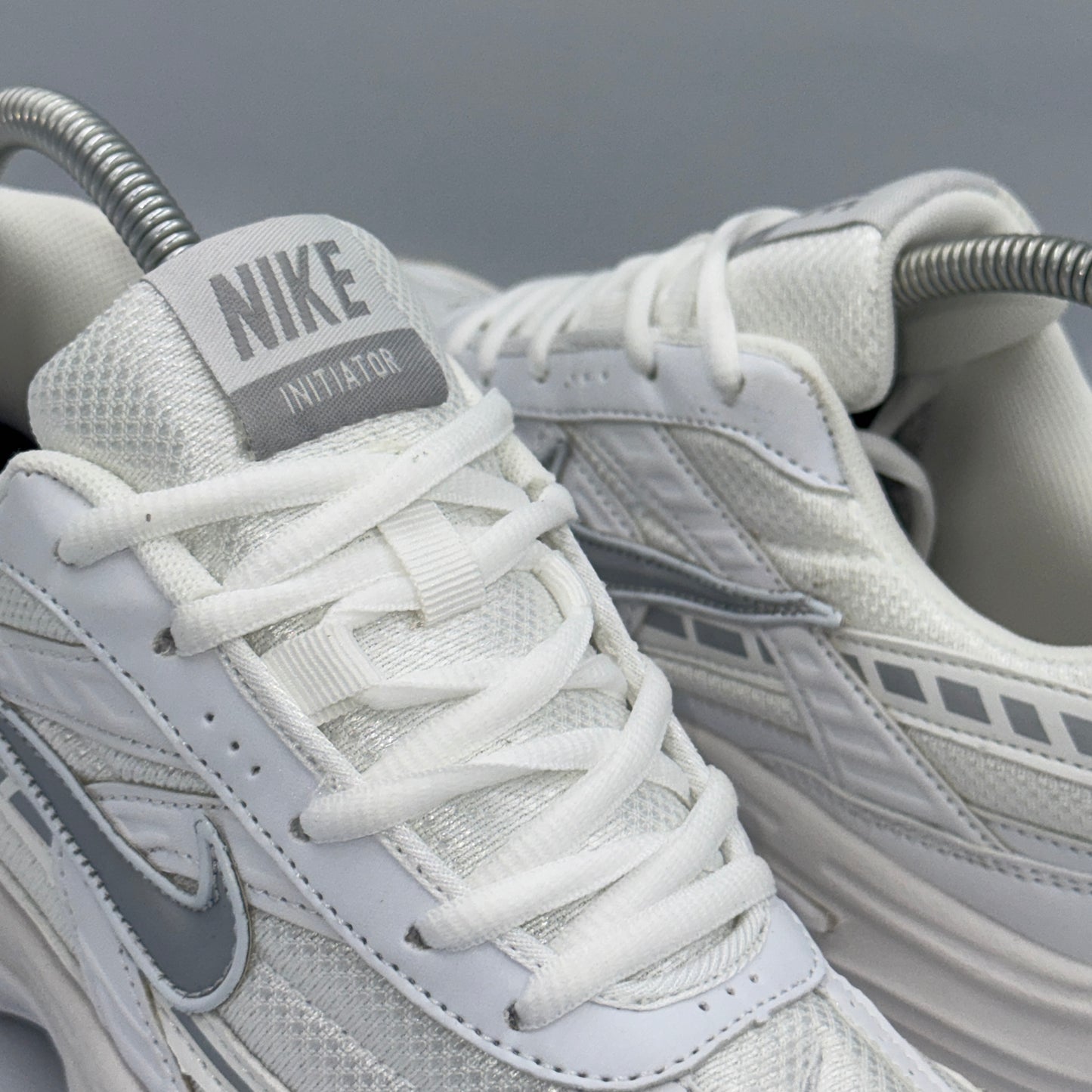NIKE INITIATOR WHITE SILVER