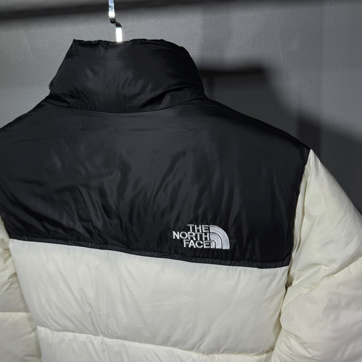 TNF JACKET 700 WHITE & BLACK