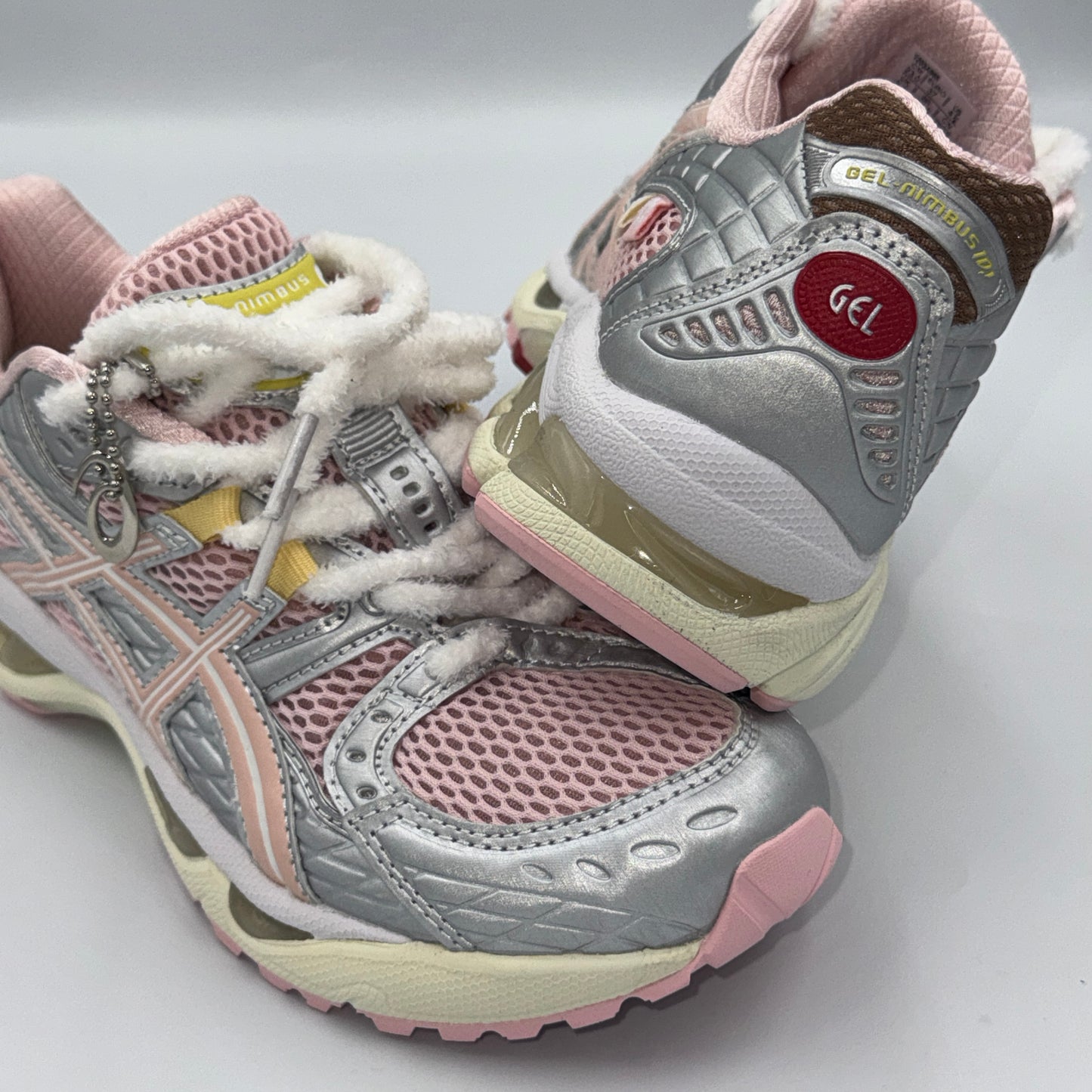 ASICS GEL NIMBUS 10.1 X ATMOS X VANDYTHEPINK
( STRAWBERRY CREAM / METALLIC SILVER )