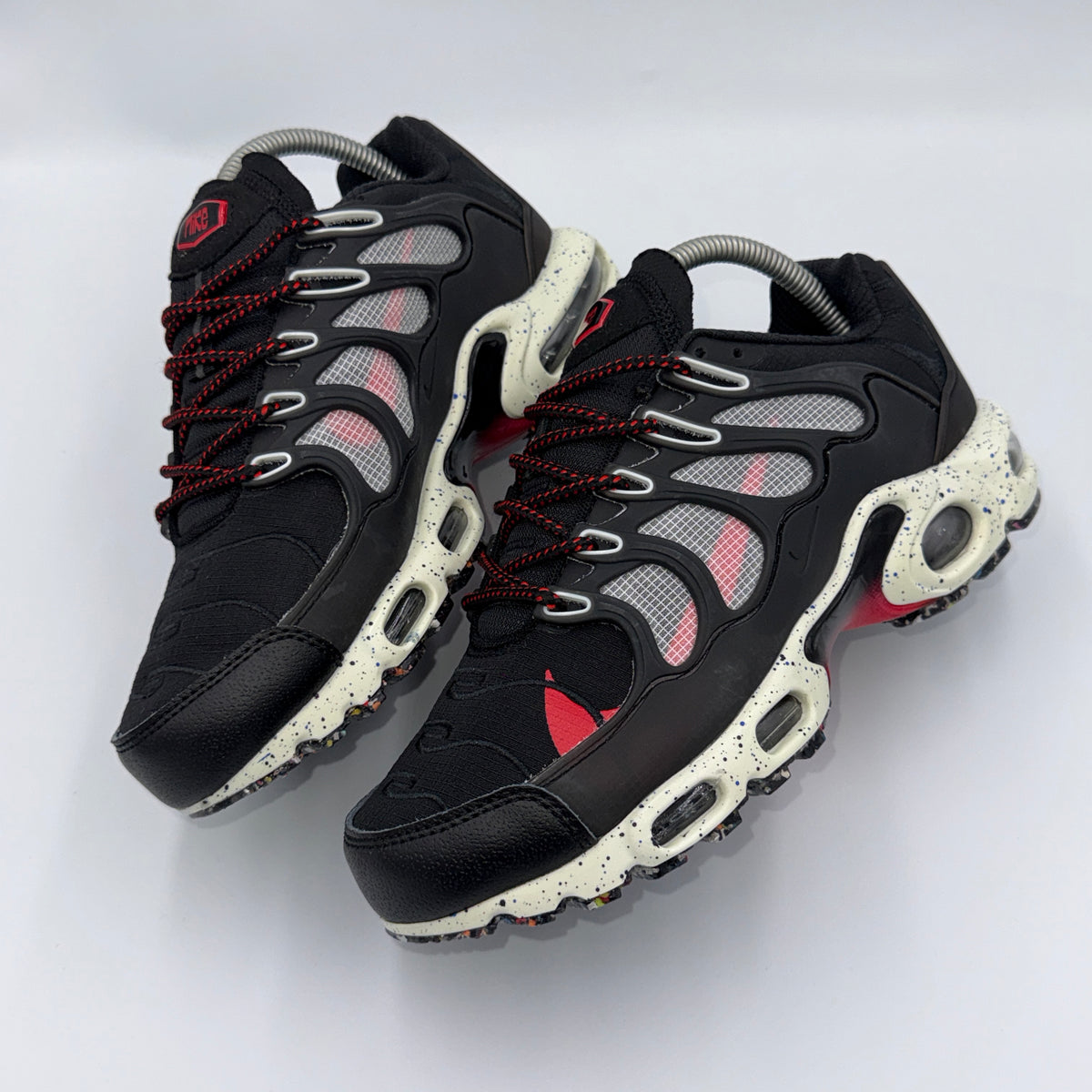 TERRASCAPE BLACK WHITE RED